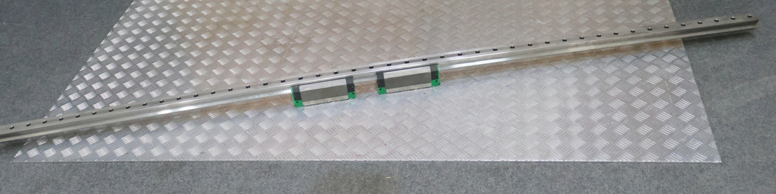 Bild des Artikels INA-Rollenumlaufeinheit-mit-2-Führungswagen-RWU45EHL-G2V3-Schienenlänge-235cm