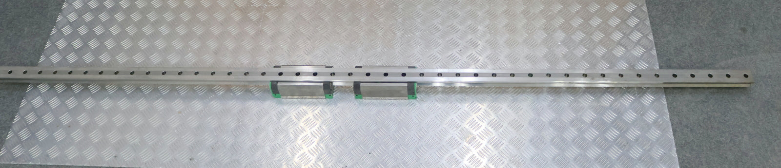 Bild des Artikels INA-Rollenumlaufeinheit-mit-2-Führungswagen-RWU45EHL-G2V3-Schienenlänge-235cm