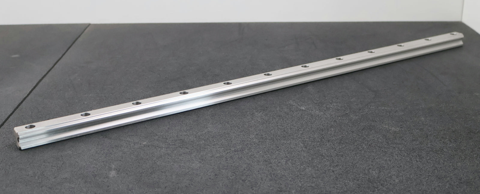 Bild des Artikels HIWIN-Führungsschiene-HGR30R-922H-Länge-922mm-unbenutzt