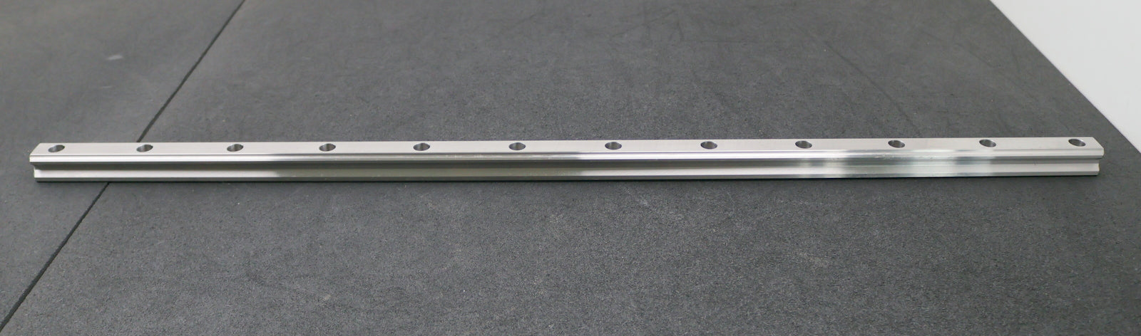 Bild des Artikels HIWIN-Führungsschiene-HGR30R-922H-Länge-922mm-unbenutzt