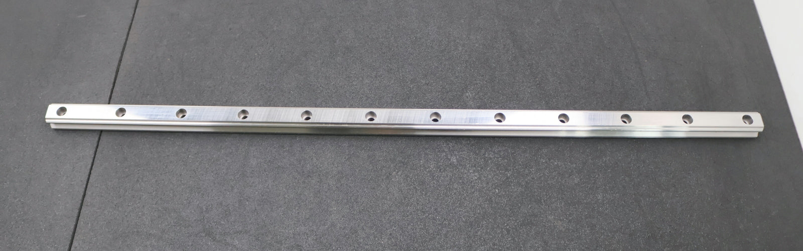 Bild des Artikels HIWIN-Führungsschiene-HGR30R-922H-Länge-922mm-unbenutzt