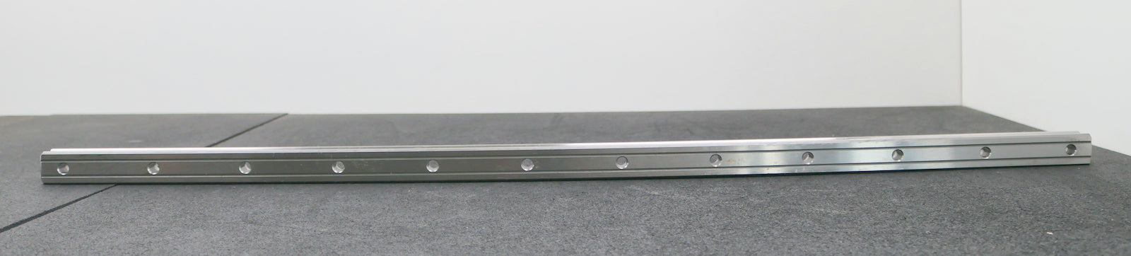 Bild des Artikels HIWIN-Führungsschiene-HGR30R-922H-Länge-922mm-unbenutzt