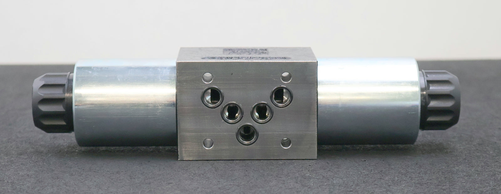 Bild des Artikels PARKER-Direktgesteuertes-Hydraulikventil-D3DW011CNJWC08-max.-350bar-24VDC