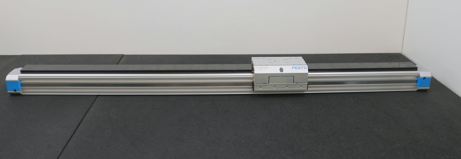 Bild des Artikels FESTO-Pneumatischer-Linearantrieb-DGPL-32-820-PPV-A-KF-B-Mat.Nr.-161793