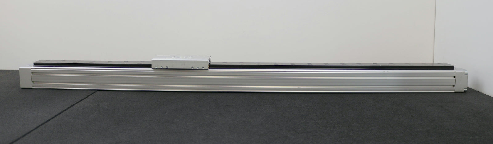 Bild des Artikels FESTO-Pneumatischer-Linearantrieb-DGPL-32-820-PPV-A-KF-B-Mat.Nr.-161793