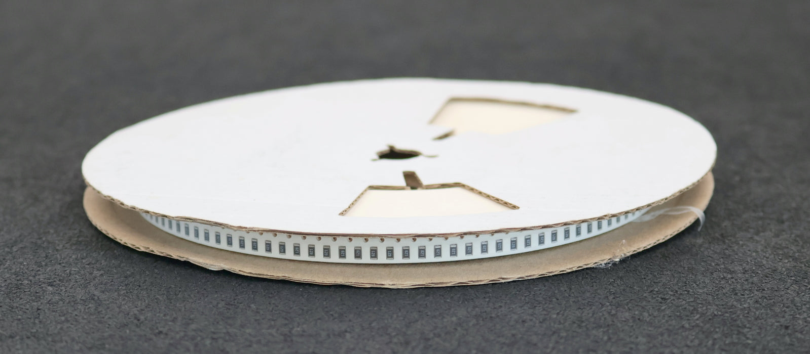 Bild des Artikels VISHAY-4000x-SMD-Widerstand-620Ω-CRCW1206-RT1-620-Ohm-Model-02095901.01