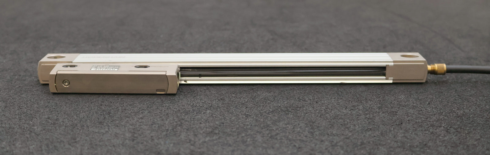 Bild des Artikels HEIDENHAIN-Längenmassstab-LC-483/10nm-ID-557-649-03-ML-170mm-Gesamtlänge-307mm