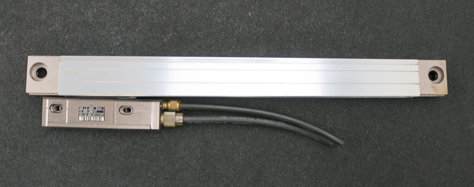 Bild des Artikels HEIDENHAIN-Längenmassstab-LC-483/10nm-ID-557-649-04-ML-220mm-Gesamt-Lä.-360mm