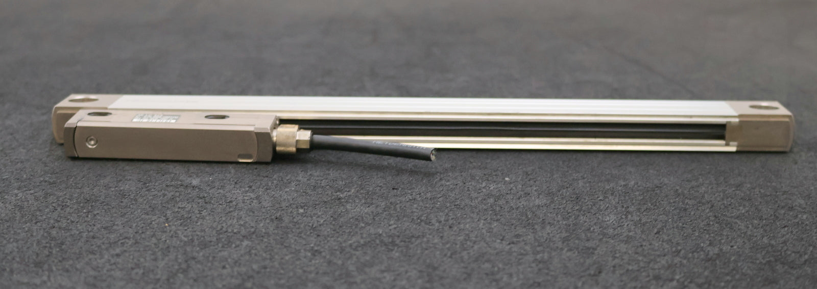 Bild des Artikels HEIDENHAIN-Längenmassstab-LC-483/10nm-ID-557-649-04-ML-220mm-Gesamt-L.-360mm