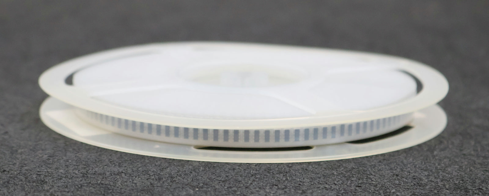 Bild des Artikels ROHM-4000x-SMD-Widerstand-220Ω-0649-12242V-220-Ohm-Model-MNR34-J5AB-J-221