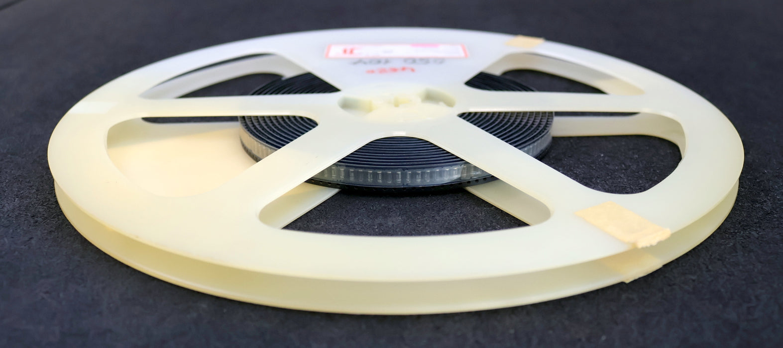 Bild des Artikels DIOTEC-1000x-Silizium-Gleichrichterdioden-für-die-Oberflächenmontage-SM4004