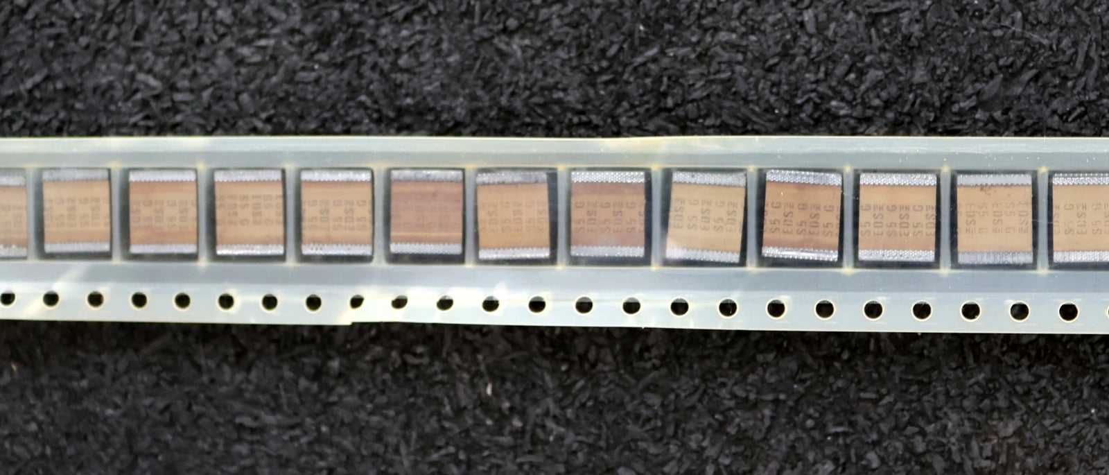 Bild des Artikels PHILIPS-600x-MKPS-Chip-Kondensator-Folienkondensatoren-0,47µF-SMD-394-25V