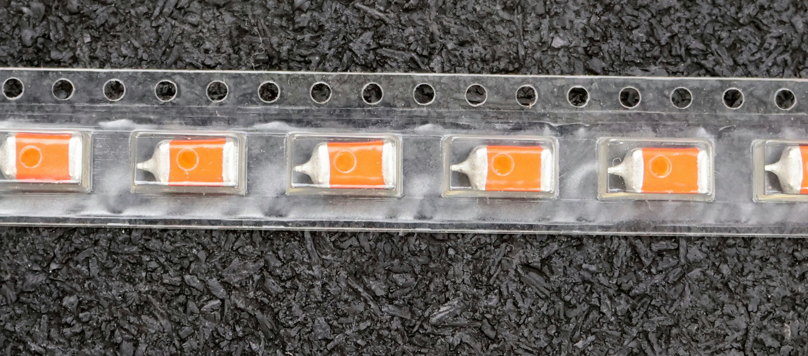 Bild des Artikels VISHAY-300x-Festkörper-Tantal-Chipkondensatoren-0,476µF-konform-beschichtet