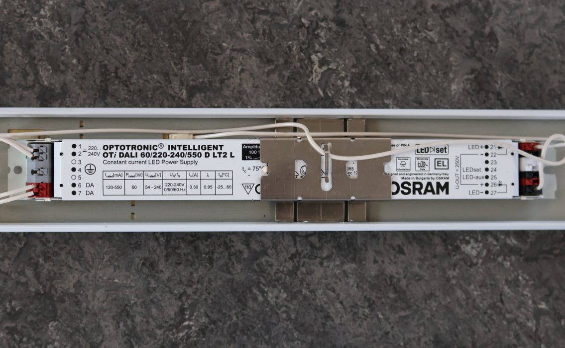 Bild des Artikels TRILUX-E-LINE-LED-4x-Geräteträger-7650-TB-LED8000-840-tief-breit-strahlend