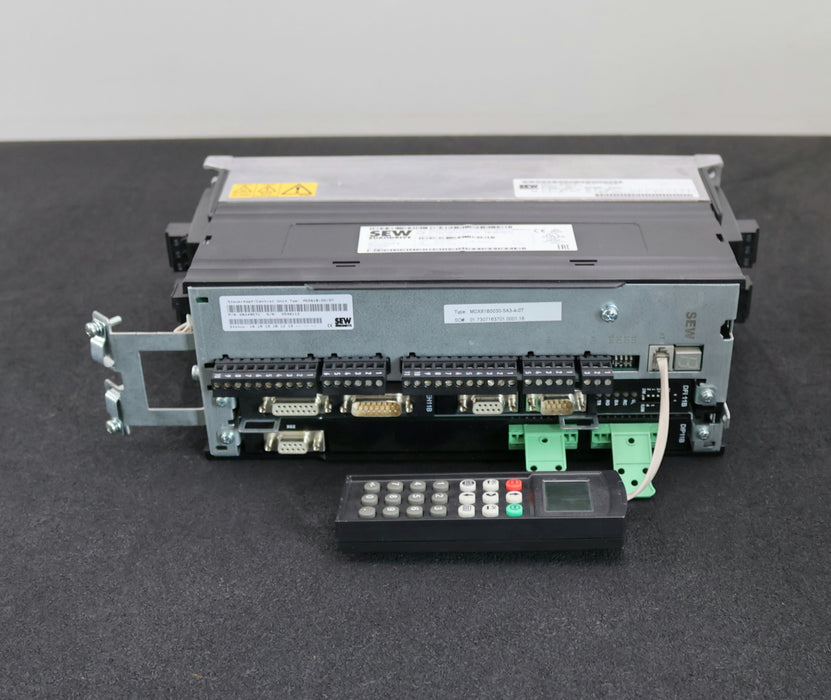Bild des Artikels SEW-MOVIDRIVE-Umrichter-MDX61B0030-5A3-4-0T-mit-DFI-11B-und-DIP11B+Bediengerät
