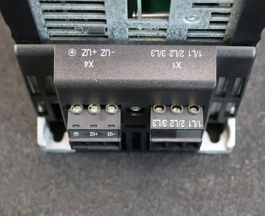Bild des Artikels SEW-MOVIDRIVE-Umrichter-MDX61B0030-5A3-4-0T-mit-DFI-11B-Input:-3x380…500VAC