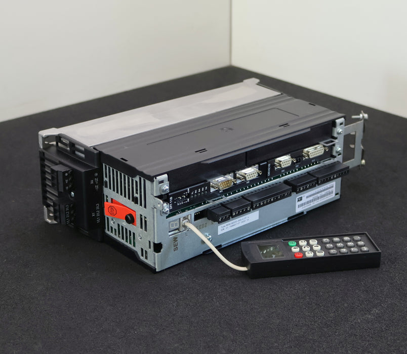 Bild des Artikels SEW-MOVIDRIVE-Umrichter-MDX61B0030-5A3-4-0T-mit-DFI-11B-mit-Bediengerät