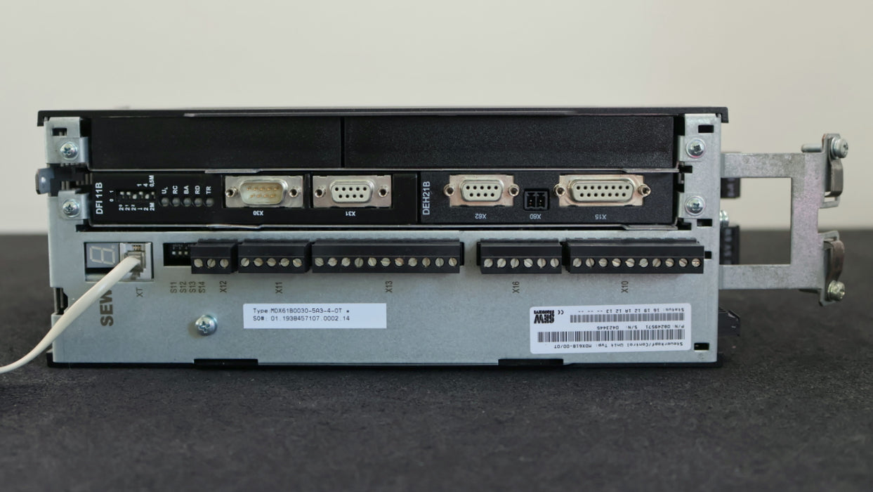 Bild des Artikels SEW-MOVIDRIVE-Umrichter-MDX61B0030-5A3-4-0T-mit-DFI-11B-mit-Bediengerät