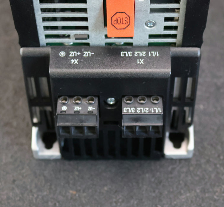 Bild des Artikels SEW-MOVIDRIVE-Umrichter-MDX61B0030-5A3-4-0T-mit-DFI-11B-mit-Bediengerät