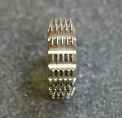 MIKRON Wälzfräser No. 30687 - Ø24x8xØ8mm 1gg. Rechts 15 Spanuten