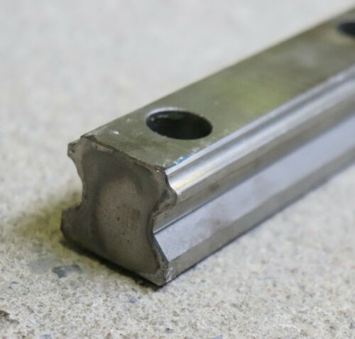 THK Rollenschienenführung 2700mm HSR30H+2700L S.No.Y5C166 mit 2 Führungswagen Au