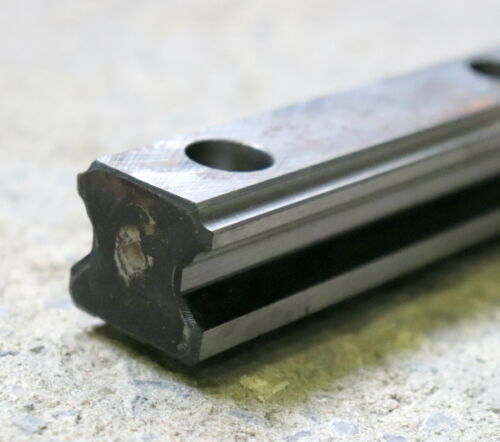 THK Rollenschienenführung 2700mm HSR30A2SS+2700L S.No.Y8H31 mit 2 Führungswagen