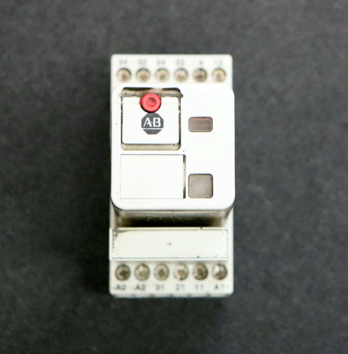 ALLEN-BRADLEY Relais mit Sockel Cat. 700-HA33/24-3 Spulenspannung 24VDC + Sockel
