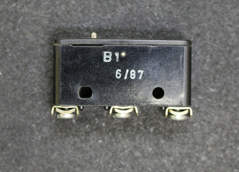 VEB ROBOTRON AUERBACH Gleichstrom Mikrotaster Typ B1 220V 12A 3 Klemmen