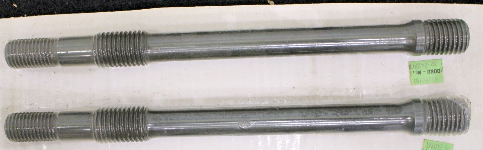 KSB 2 Stiftschrauben für Reaktor-Faltenbalg-Ventil NUCA320 Typ IV-310 DN50