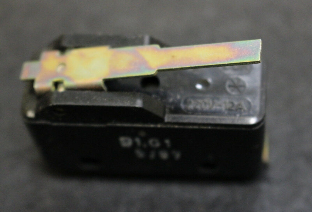 VEB ROBOTRON AUERBACH Gleichstrom Mikrotaster Typ B1 G1 220V 12A 3 Klemmen