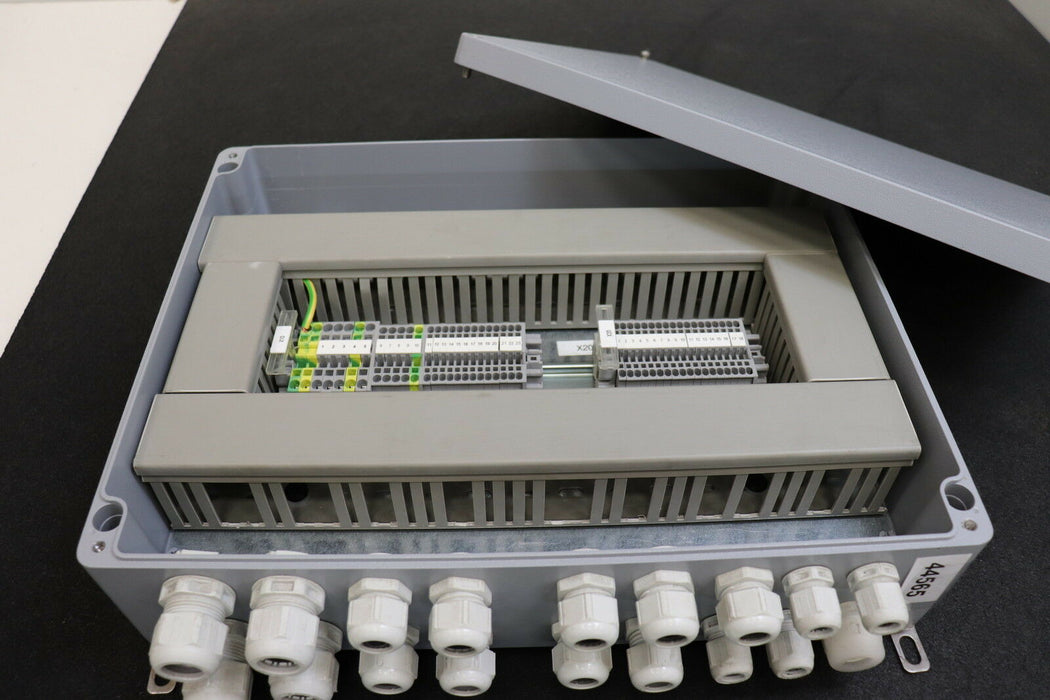 SIEMENS Industriegehäuse Gussgehäuse für Elektroinstallation mit 18 Ausgängen