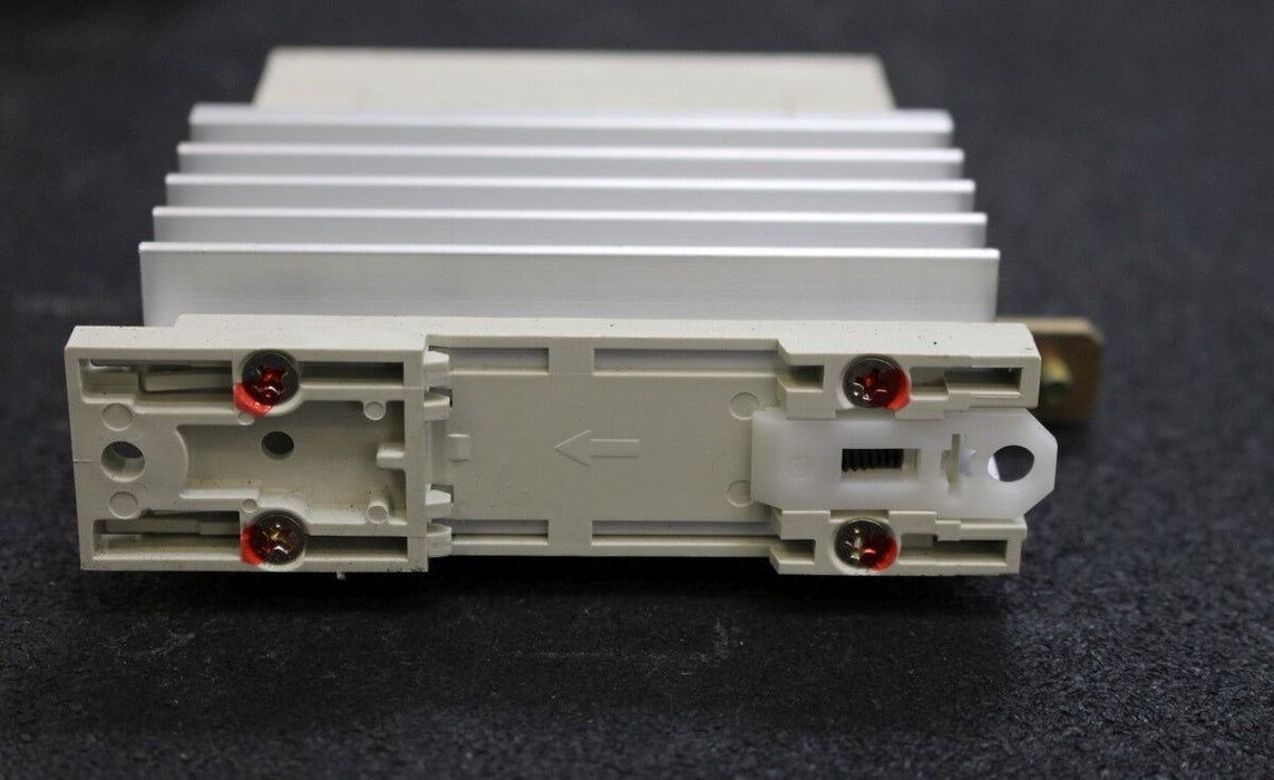 SIEMENS Halbleiterschütz 3RF1211-0HC04 - 5-24VDC-20A-240VAC Nullpunktschaltend