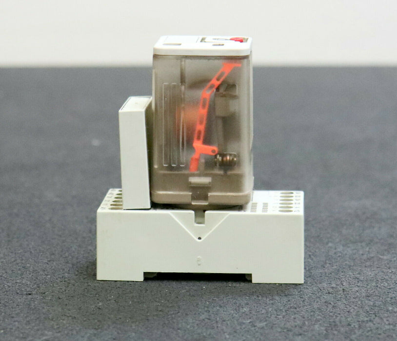 ALLEN-BRADLEY Relais mit Sockel Cat. 700-HA33/24-3 Spulenspannung 24VDC + Sockel