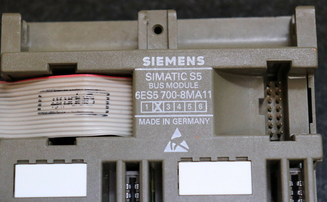 SIEMENS SIMATIC S5 E/A-Baugruppe mit 2 x 6ES5482-8MA12 1 x BUS-MODUL ES5700-8MA1