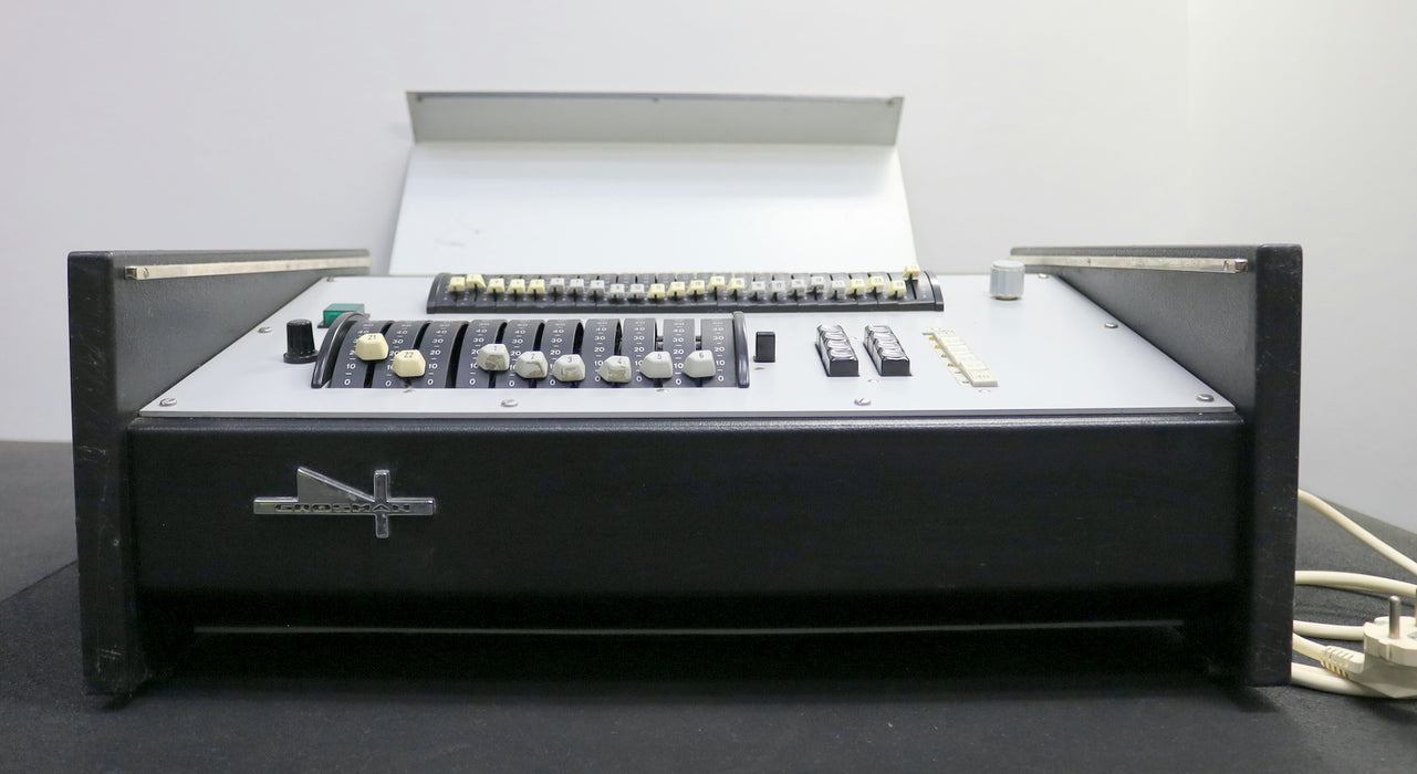 Bild des Artikels GROSMAN-Light-Dimmer-MP-24-mit-4-Steckplätzen-220V-2A-ungeprüft