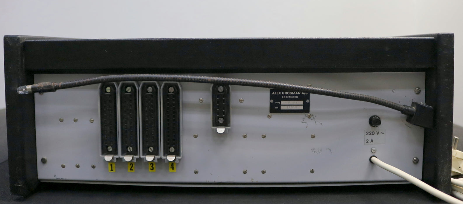 Bild des Artikels GROSMAN-Light-Dimmer-MP-24-mit-4-Steckplätzen-220V-2A-ungeprüft