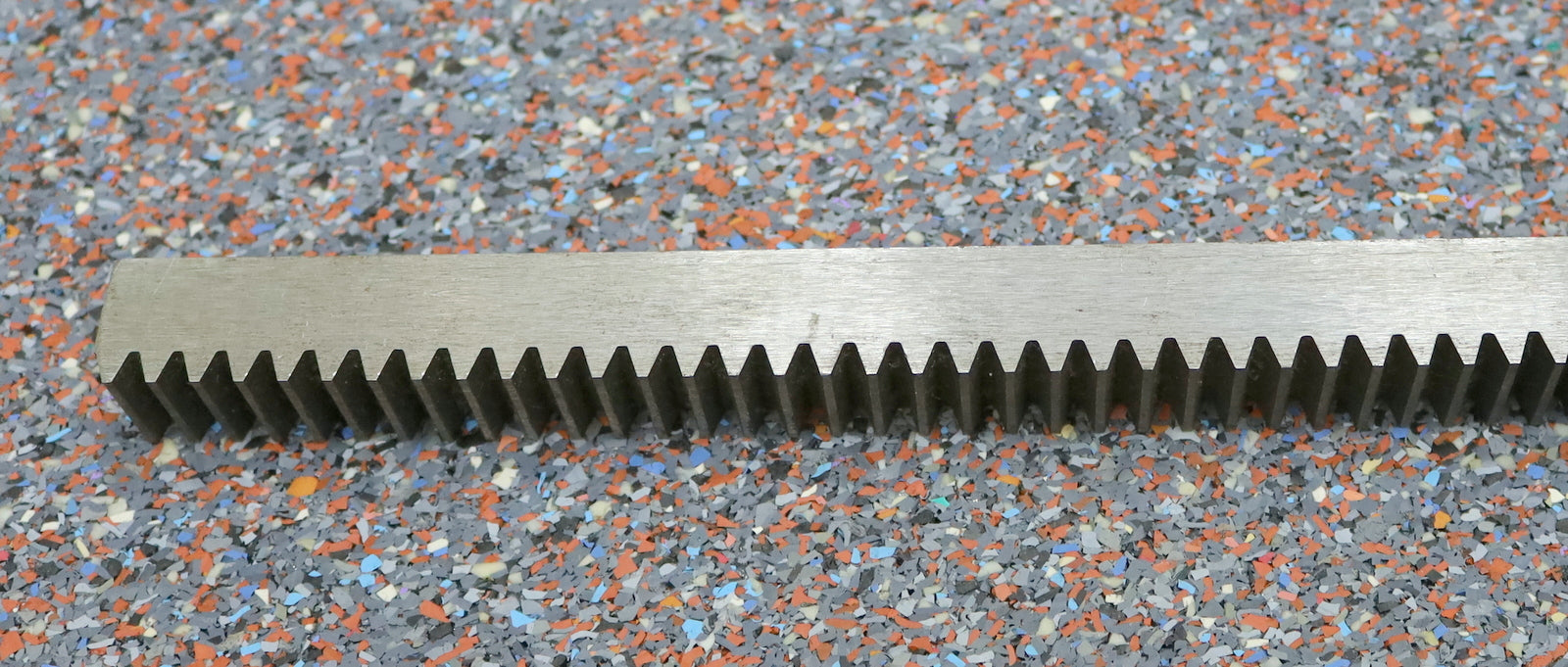 Bild des Artikels Stahl-Zahnstange-Rack-M2-Teilung:-6,28mm-Länge-1000mm-BxH-20x20mm-unbenutzt
