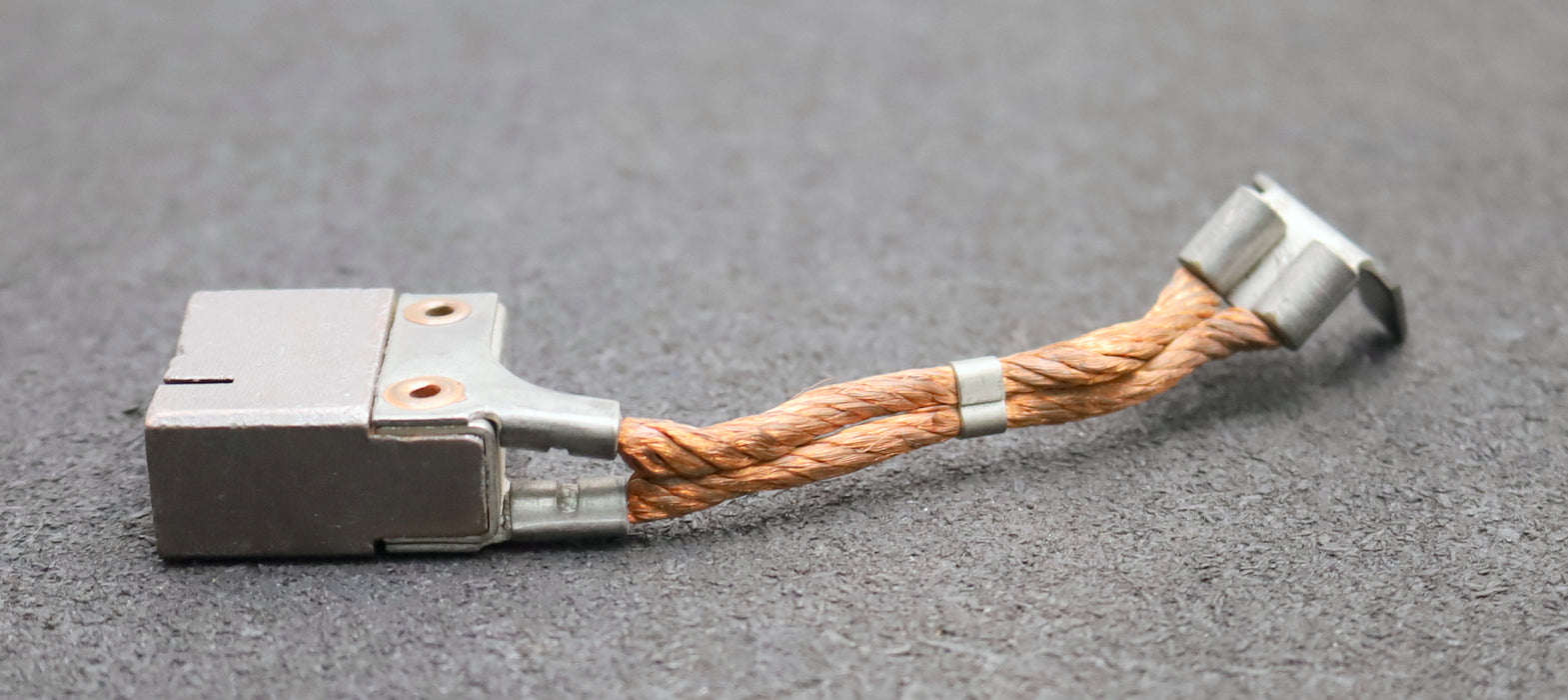 Bild des Artikels CARBONE-Block-Kohlebürste-mit-zwei-Litzen-MK65-32x16x32,7mm(t-x-a-x-r)