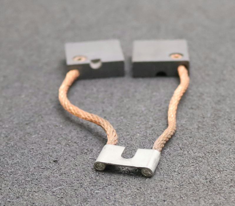 Bild des Artikels Montierte-Zwillings-Kohlebürste-201V-20x32x32mm-(t-x-a-x-r)-mit-Kabelschuh