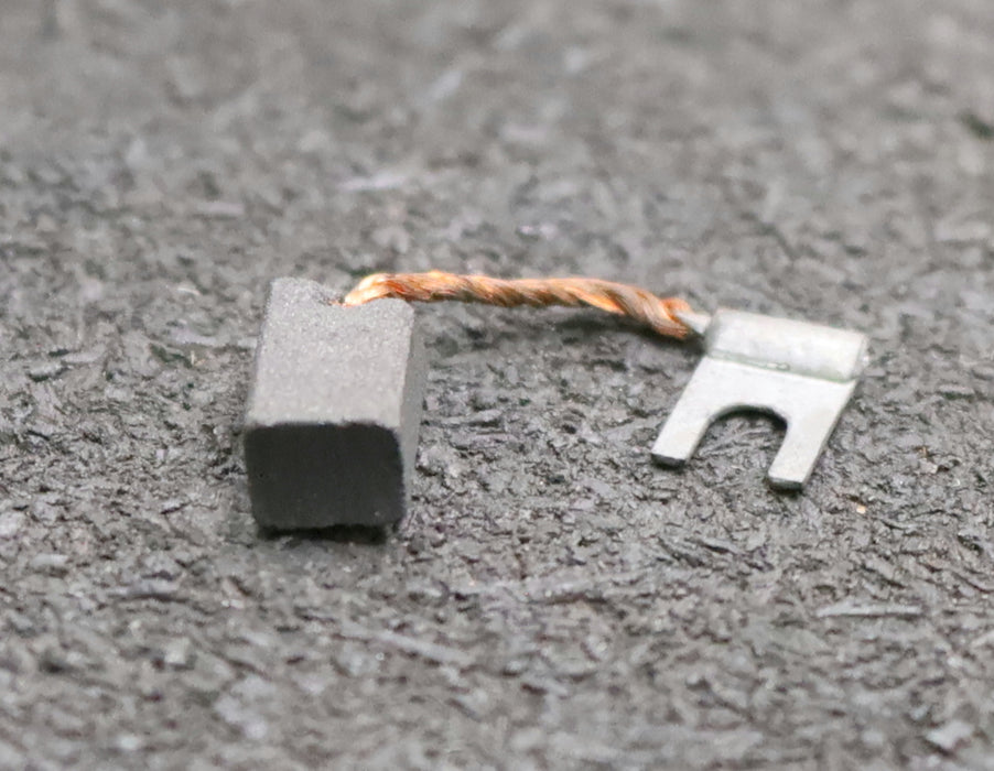 Bild des Artikels 4x-Kleinkohlebürste-K108-6x5x10mm-(t-x-a-x-r)-mit-Kabelschuh-Kabellänge-17mm