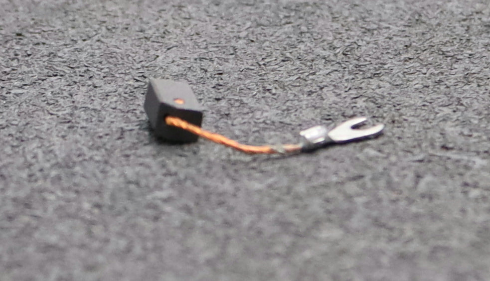 Bild des Artikels 4x-Kleinkohlebürste-5x6x10,3mm(t-x-a-x-r)-mit-Kabelschuh-Kabellänge-25mm
