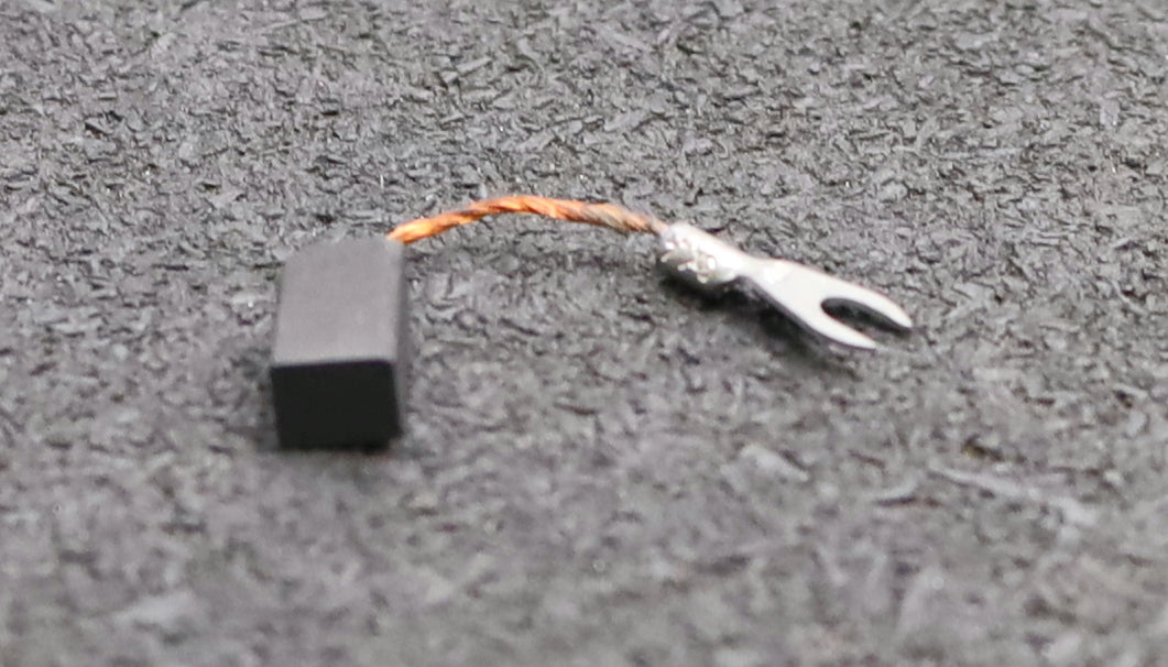 Bild des Artikels 4x-Kleinkohlebürste-5x6x10,3mm(t-x-a-x-r)-mit-Kabelschuh-Kabellänge-25mm
