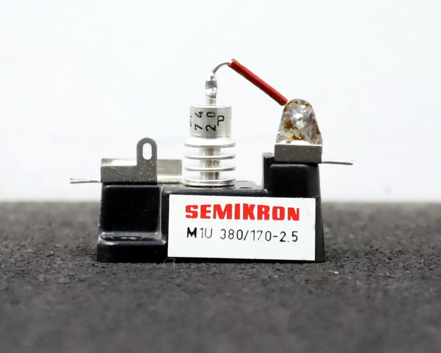 Bild des Artikels SEMIKRON-Silizium-Diode-SKN2,5/12-1200V-2,5A-Gleichrichterdiode-auf-Gehäuse
