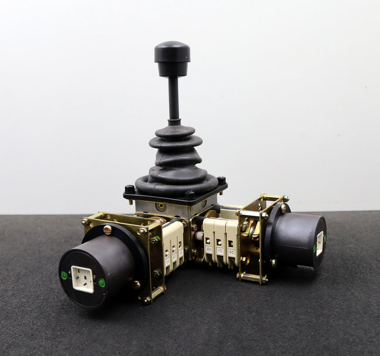 Bild des Artikels W.GESSMANN-Doppel-Meisterschalter-V42RT-03ZP+03-ZP-X-WNr.:-885761/2-500V-16A