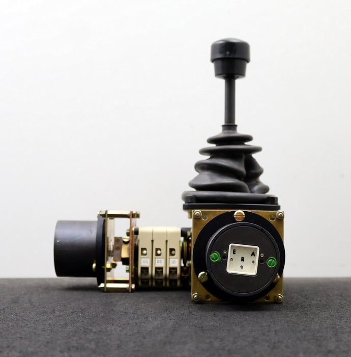 Bild des Artikels W.GESSMANN-Doppel-Meisterschalter-V42RT-03ZP+03-ZP-X-WNr.:-885761/2-500V-16A