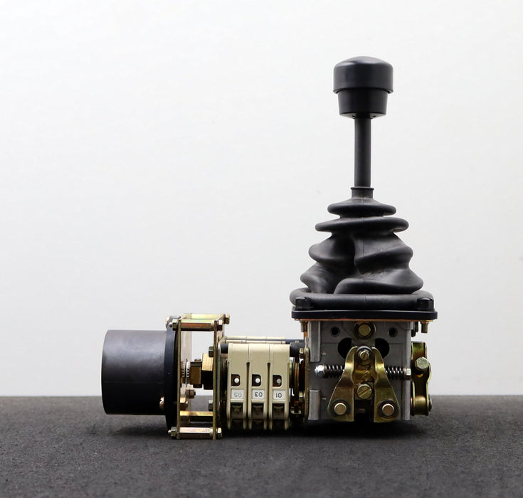 Bild des Artikels W.GESSMANN-Doppel-Meisterschalter-V42RT-03ZP+03-ZP-X-WNr.:-885761/2-500V-16A