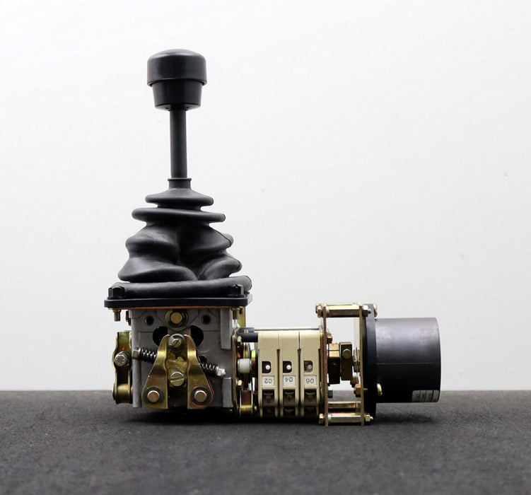 Bild des Artikels W.GESSMANN-Doppel-Meisterschalter-V42RT-03ZP+03-ZP-X-WNr.:-885761/2-500V-16A