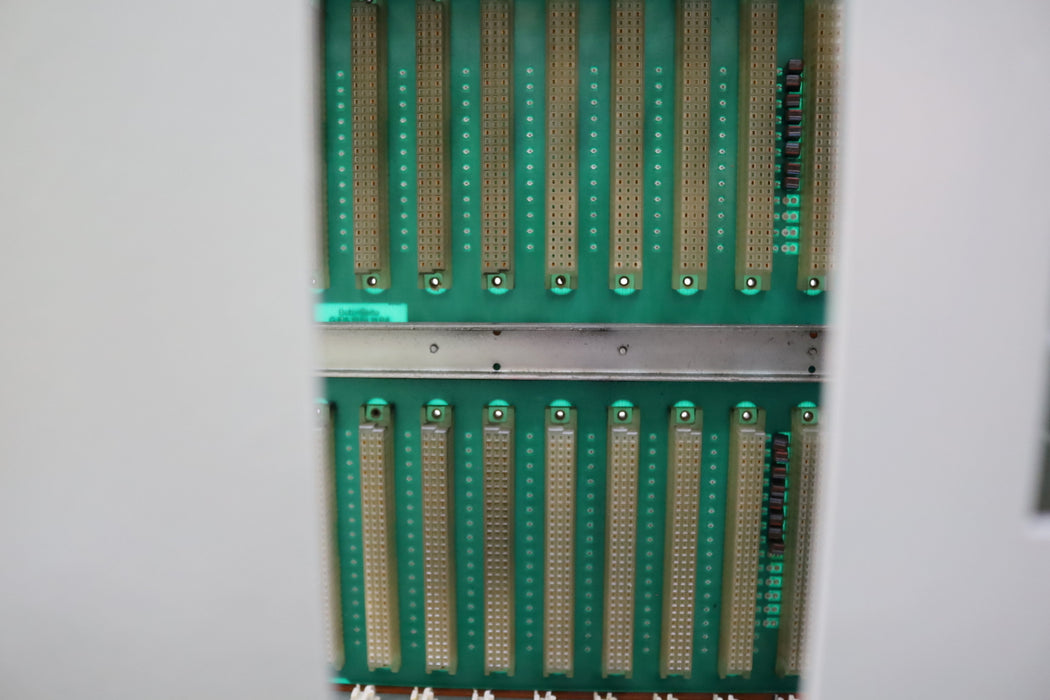 Bild des Artikels BBC-Rack-GJR5-1331-00-R1-ohne-Einschübe-mit-rückseitiger-Platine-GJR5-1319-11-P4