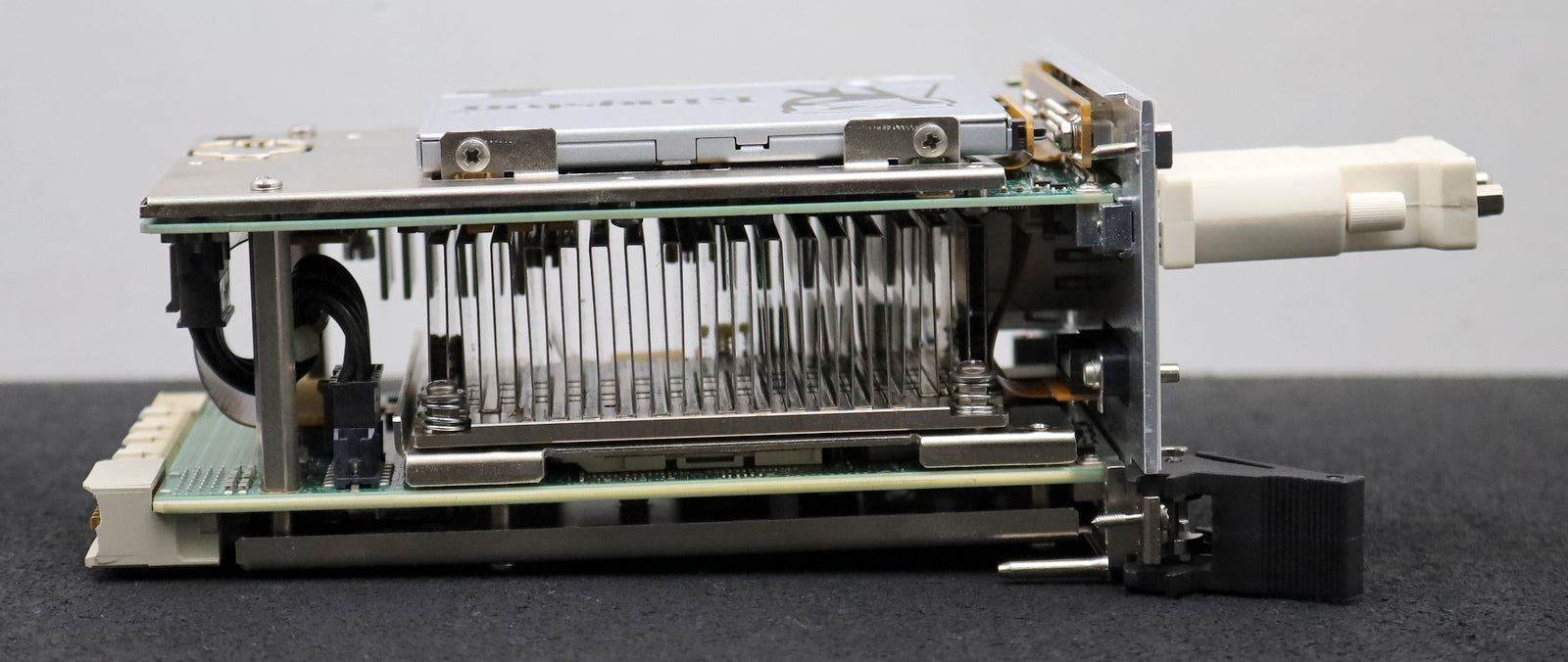 Bild des Artikels NATIONAL-INSTRUMENTS-Embedded-Controller-NI-PXIe-8133-P/N-195628H-712L