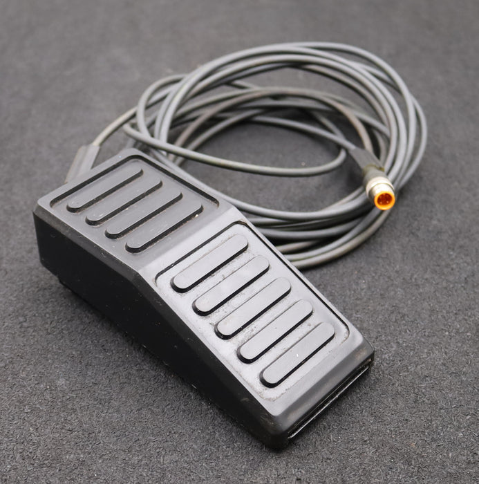 Bild des Artikels OMRON-Fussschalter-GFS-30G-410/2015-6A-250V-50Hz-mit-4-Pin-Stecker-male